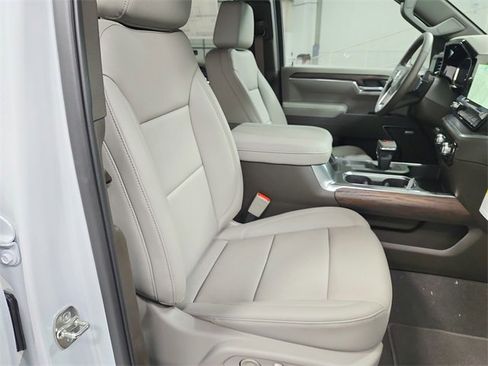 New 2026 GMC Sierra 1500 SLT image 40