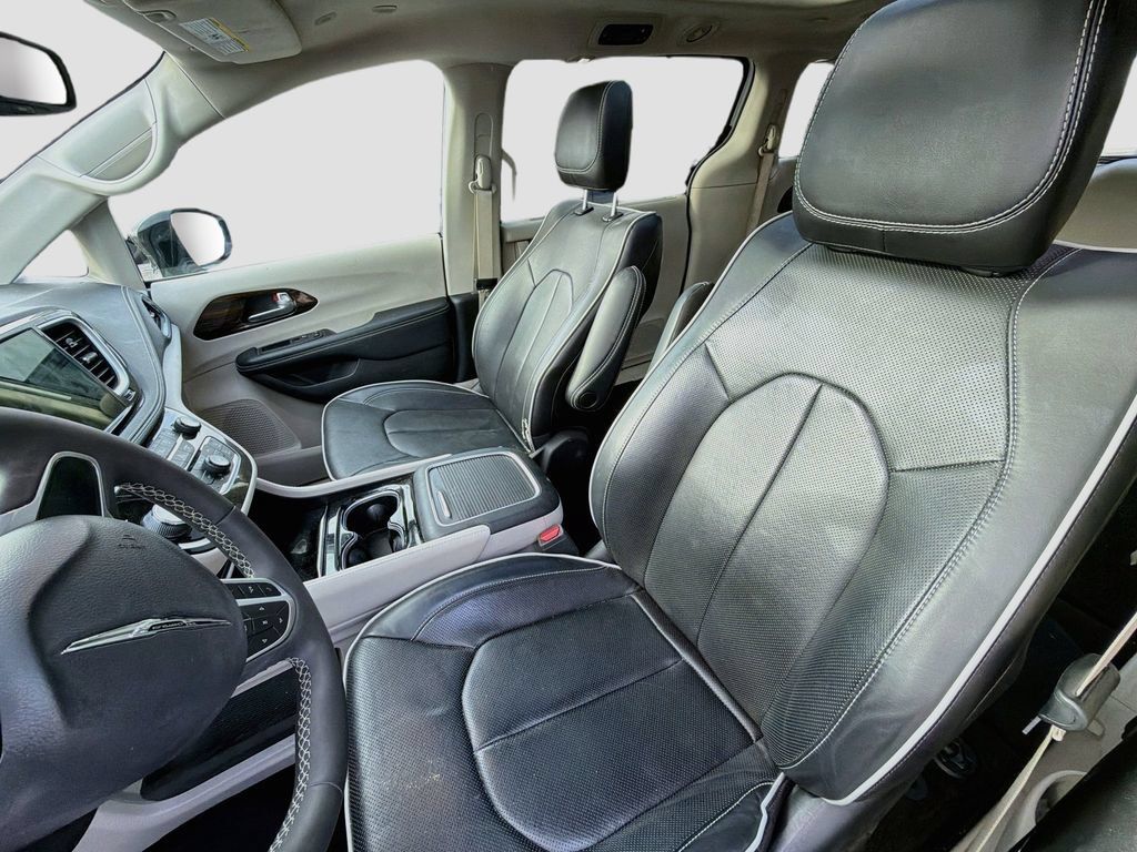 Used 2024 Chrysler Pacifica Limited FWD image 11