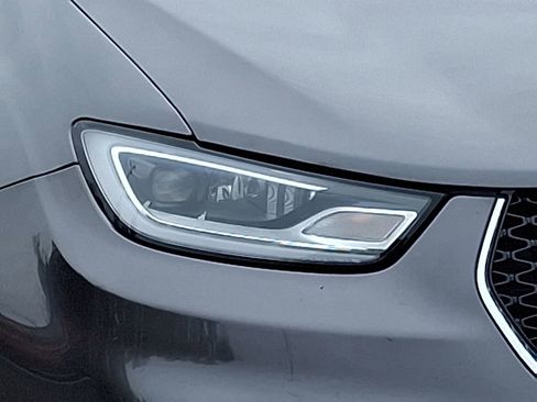 Used 2023 Chrysler Pacifica Touring-L FWD image 9
