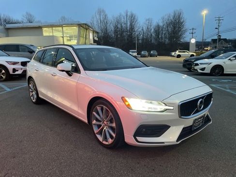 Used 2020 Volvo V60 T5 Momentum w/ Momentum Advanced Package image 5