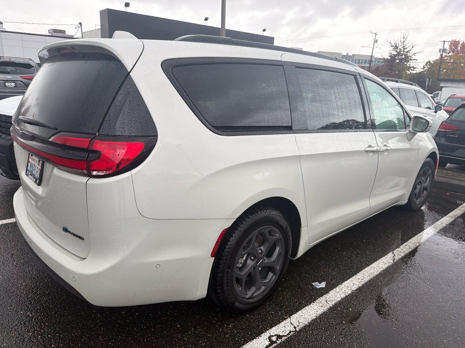 Used 2021 Chrysler Pacifica Limited w/ Uconnect Theater Family Group FWD image 4
