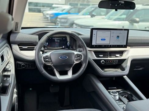 Used 2025 Ford Explorer Active AWD/4WD image 6