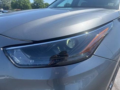 Used 2025 Toyota Highlander XLE image 9