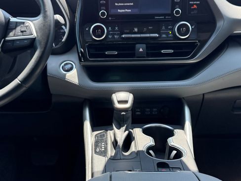 Used 2022 Toyota Highlander XLE FWD image 15