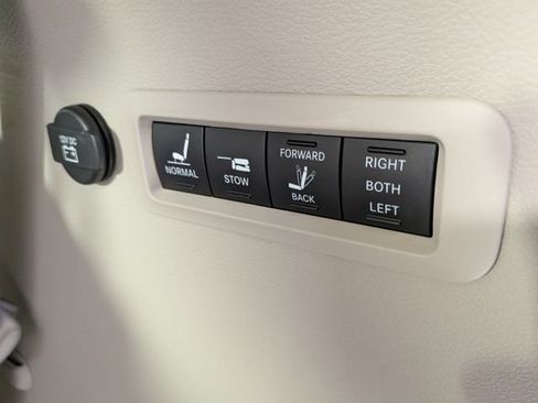 Used 2019 Chrysler Pacifica Limited image 12