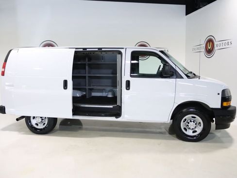 Used 2019 Chevrolet Express 3500 w/ Driver Convenience Package RWD image 5