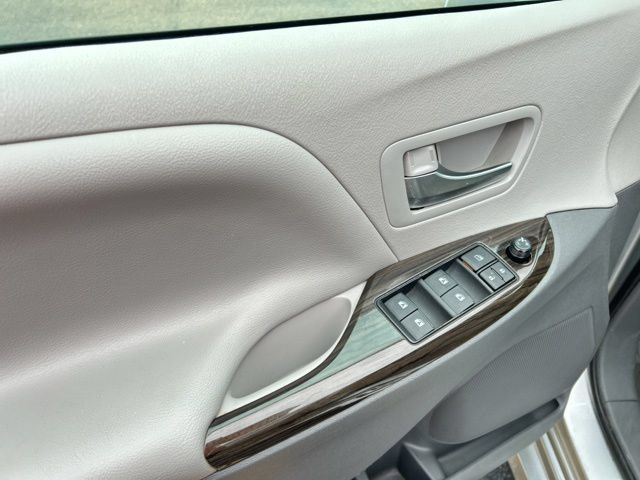 Used 2020 Toyota Sienna XLE FWD image 32