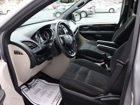 Used 2016 Dodge Grand Caravan SE FWD image 6