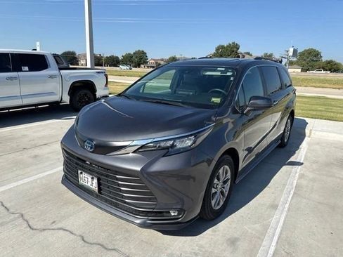 Used 2025 Toyota Sienna XLE FWD image 2