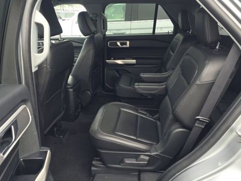 Used 2022 Ford Explorer XLT w/ Equipment Group 202A image 6