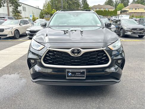 Used 2024 Toyota Highlander XLE AWD/4WD image 2