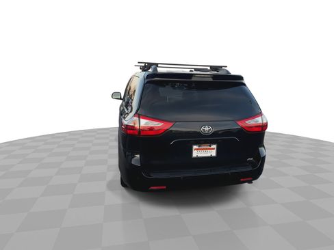 Used 2017 Toyota Sienna XLE image 7