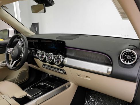 Used 2023 Mercedes-Benz GLB 250 4MATIC w/ Premium Package image 17