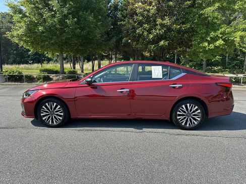 Certified 2025 Nissan Altima 2.5 SV FWD image 6