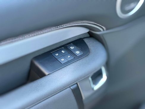 New 2026 Land Rover Discovery Dynamic SE image 14