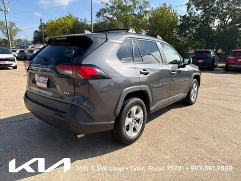 Used 2020 Toyota RAV4 XLE w/ Convenience Package FWD image 6