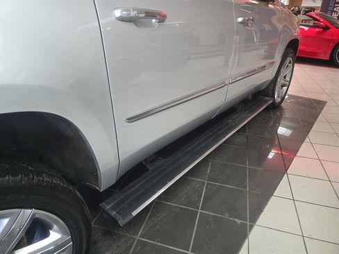 Used 2017 Cadillac Escalade ESV Premium Luxury image 24