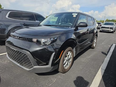 Certified 2025 Kia Soul LX w/ LX Technology Package FWD image 5