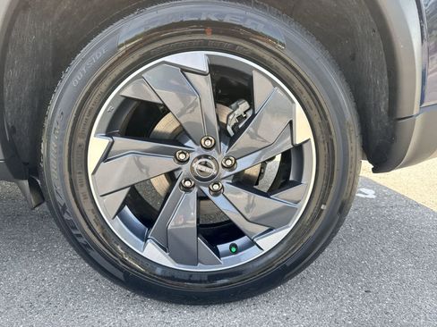 Used 2025 Nissan Rogue SV w/ SV Premium Package FWD image 15