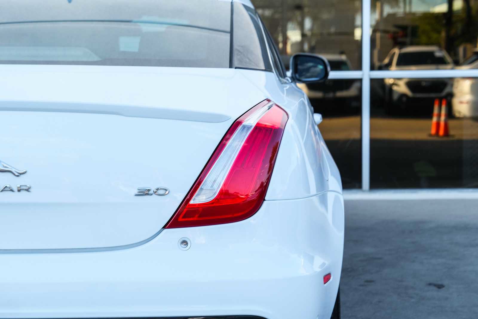 Used 2017 Jaguar XJ R-Sport RWD image 14