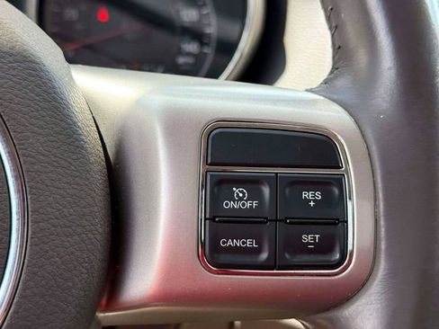 Used 2012 Jeep Grand Cherokee Laredo w/ Laredo E Group AWD/4WD image 25