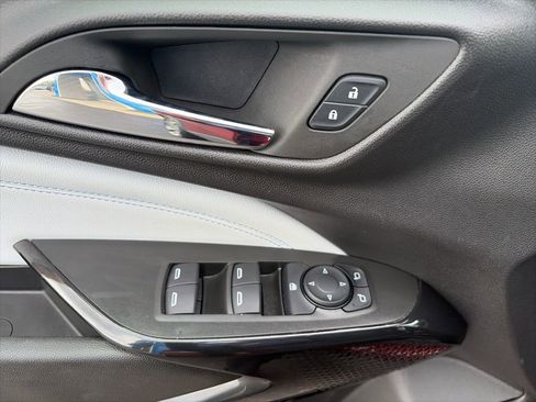 Used 2025 Chevrolet Trax LT FWD image 13