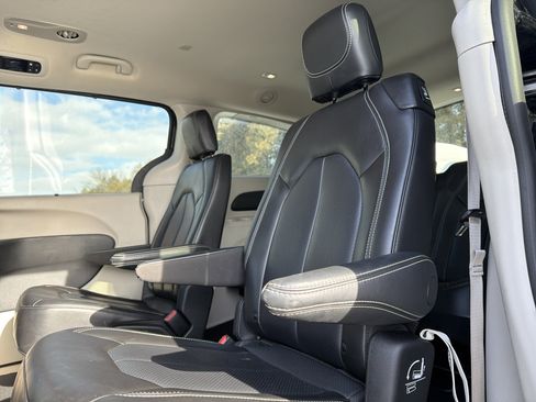 Used 2023 Chrysler Pacifica Touring-L image 28