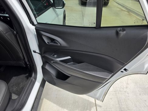 Used 2025 Chevrolet Trax LT w/ LT Convenience Package FWD image 15