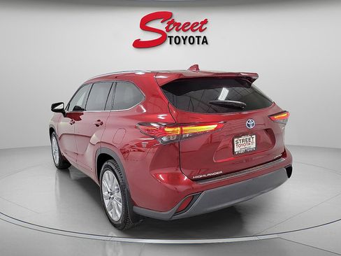 Used 2022 Toyota Highlander Limited image 2