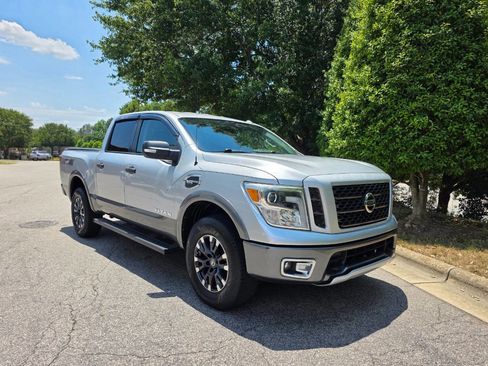 Used 2017 Nissan Titan PRO-4X AWD/4WD image 9