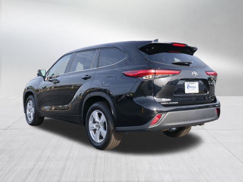 Used 2023 Toyota Highlander FWD image 5