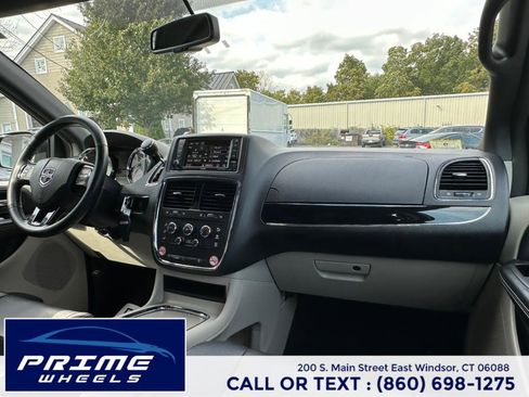 Used 2017 Dodge Grand Caravan SXT image 18