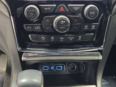 Used 2020 Jeep Grand Cherokee Altitude image 21