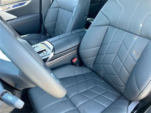 Certified 2024 BMW i7 xDrive60 image 21