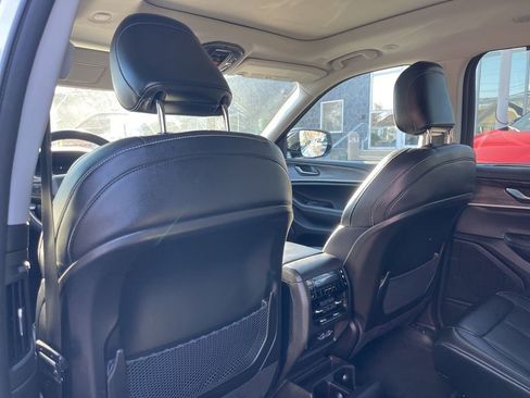 Used 2023 Jeep Grand Cherokee L Limited w/ Luxury Tech Group II image 19