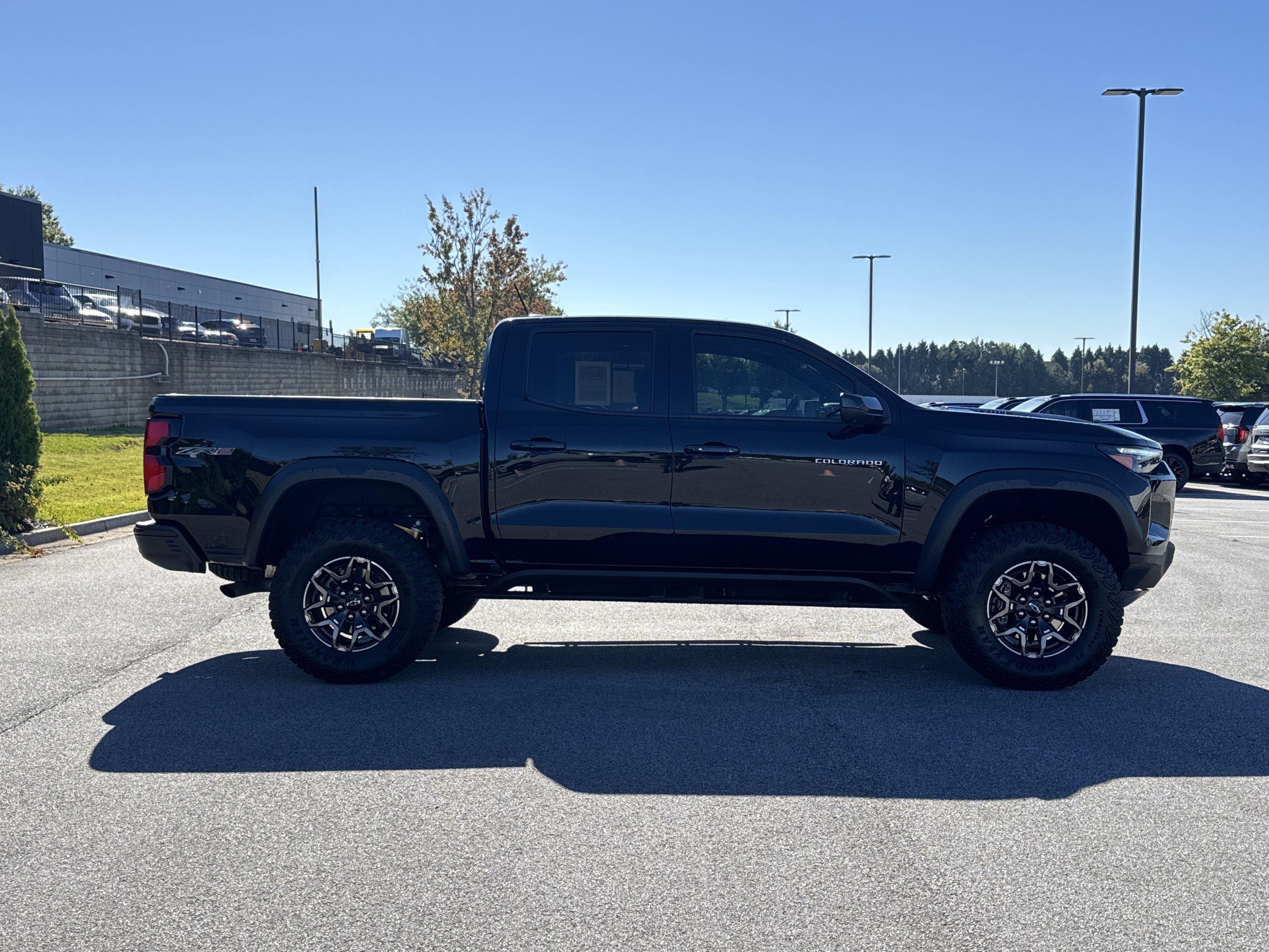 Used 2025 Chevrolet Colorado ZR2 w/ Technology Package AWD/4WD image 11