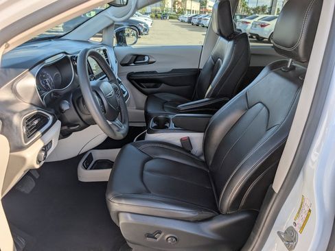 Used 2024 Chrysler Pacifica Touring-L FWD image 2