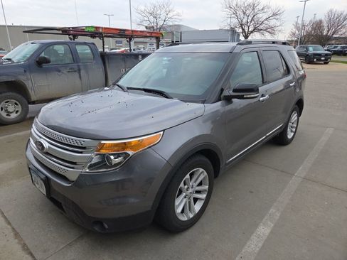 Used 2013 Ford Explorer XLT image 2