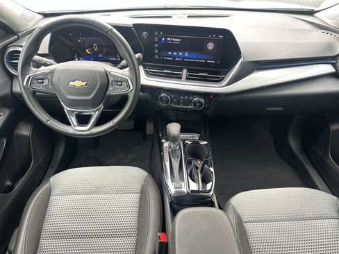 Used 2025 Chevrolet Trax LT w/ LT Convenience Package FWD image 18