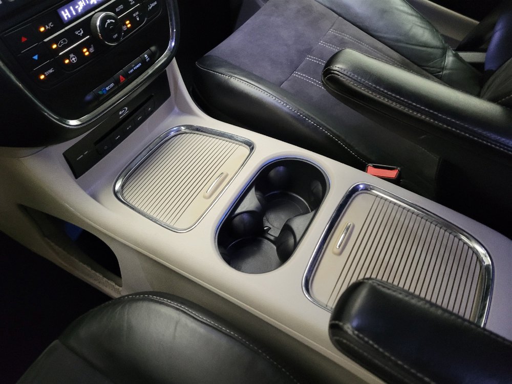 Used 2014 Chrysler Town & Country Touring-L FWD image 26