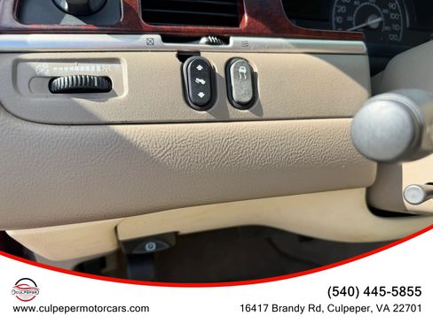 Used 2004 Lincoln Town Car Signature RWD image 17