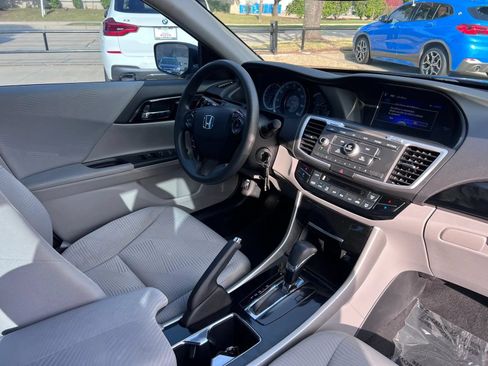 Used 2017 Honda Accord LX image 29