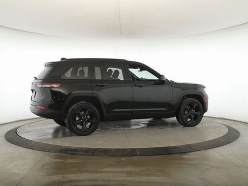 Used 2025 Jeep Grand Cherokee Altitude image 6