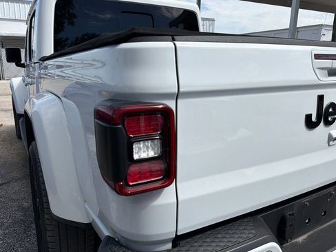 Used 2021 Jeep Gladiator Overland AWD/4WD image 9