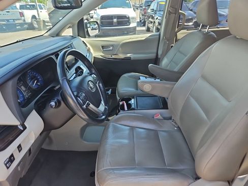 Used 2015 Toyota Sienna XLE FWD image 16