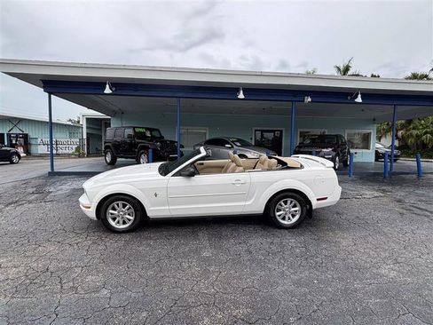 Used 2006 Ford Mustang Convertible image 9