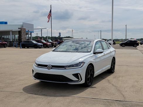 Used 2025 Volkswagen Jetta SE FWD image 2