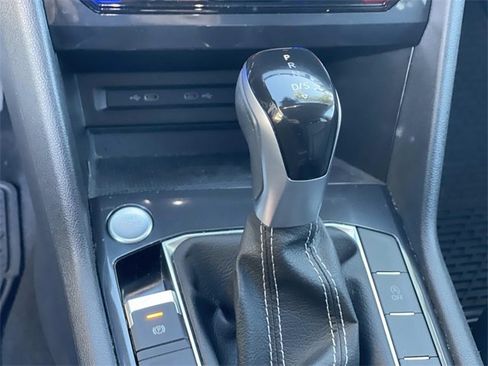 Used 2022 Volkswagen Tiguan SE image 16