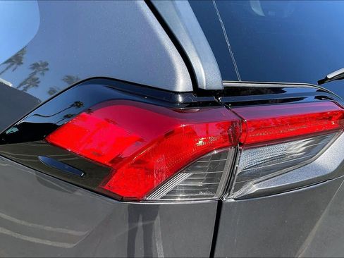 Used 2019 Toyota RAV4 LE w/ Carpet Mat Package FWD image 28