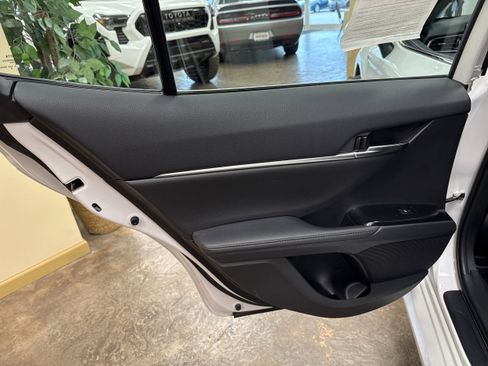 Used 2020 Toyota Camry XLE image 23